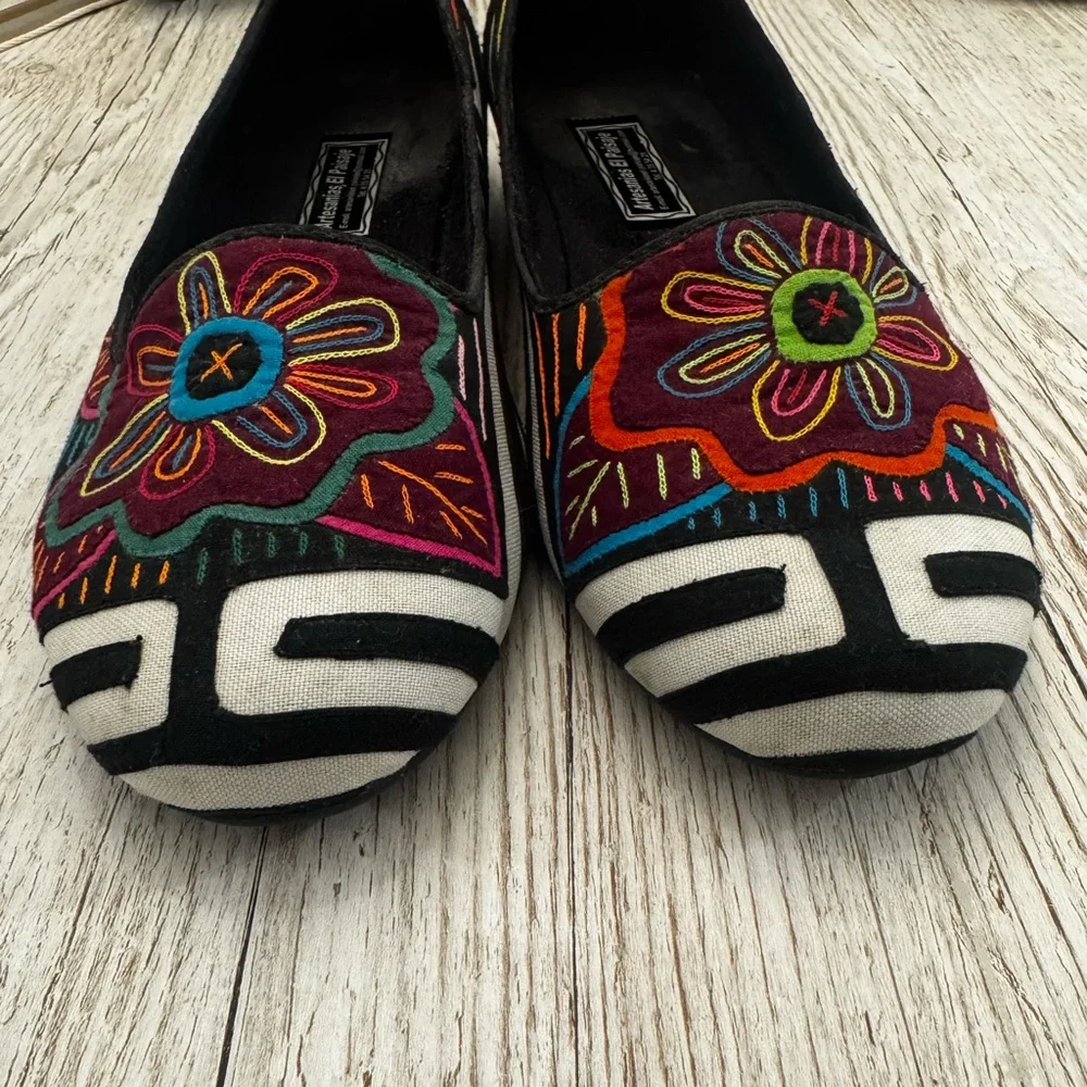 Artesanías El Paisaje Artisanal Handmade Colombian Embroidered Slip On Shoes 39